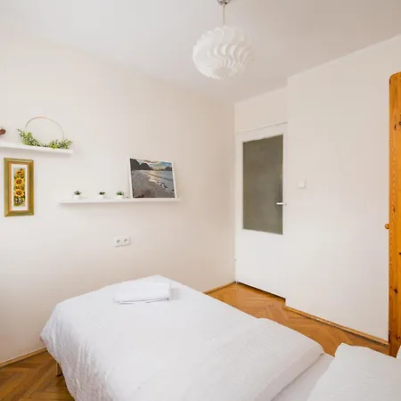 Saska Kepa Charming By Bookinghost * Warschau